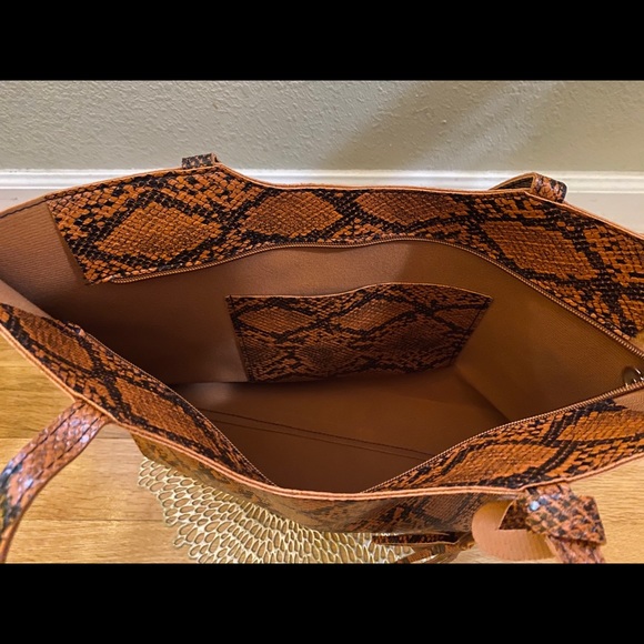 🆕NEW!🛍 Large Snakeskin Embossed Tote - Picture 3 of 6